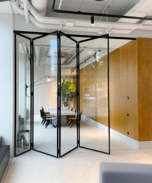 Какие недостатки у офисных перегородок на колесах. Типы офисных мобильных перегородок