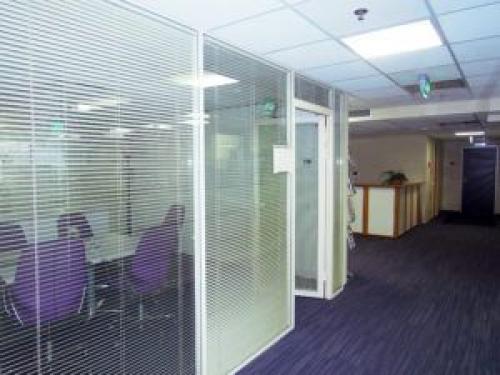 Как правильно установить офисные перегородки на колесах в большом офисном помещении. Виды офисных перегородок