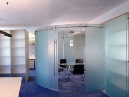 Как правильно установить офисные перегородки на колесах в большом офисном помещении. Виды офисных перегородок