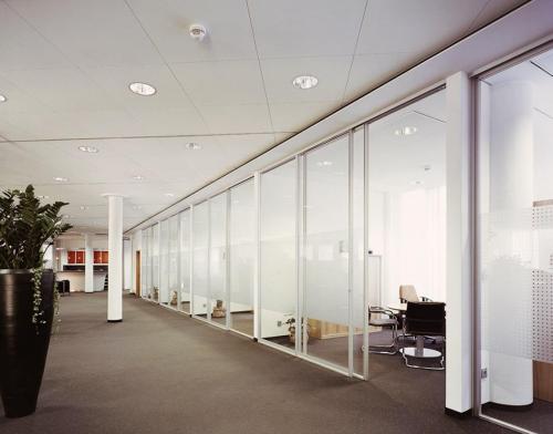 Какие недостатки у офисных перегородок на колесах. Типы офисных мобильных перегородок