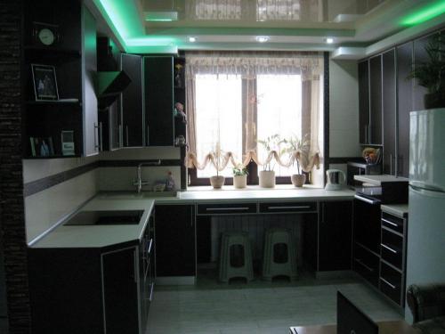 Дизайн кухни 10 кв м с окном. Квадратная 10-метровая кухня