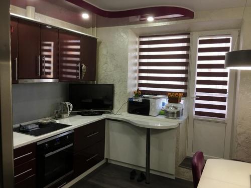 Тюль на кухню с балконной дверью. Виды штор для кухни с балконной дверью —, какие выбрать?