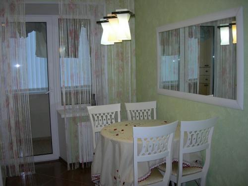 Тюль на кухню с балконной дверью. Виды штор для кухни с балконной дверью —, какие выбрать?