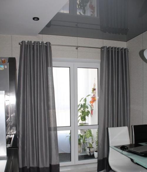 Шторы на кухню с балконной дверью. Выбор моделей