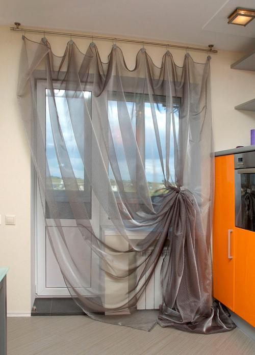 Шторы на кухню с балконной дверью. Выбор моделей