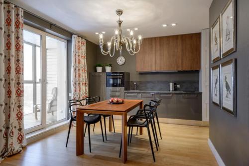 70 идей оформления окна на кухне с балконной дверью. Кухня с балконной дверью: лучшие фото примеры дизайн-проектов, планировок и оформления кухни 01