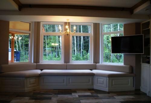 Сидячий подоконник. Особенности подоконника дивана и его роль в интерьере