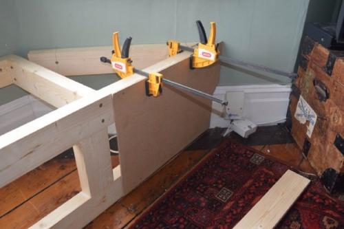 Сидячий подоконник. Особенности подоконника дивана и его роль в интерьере