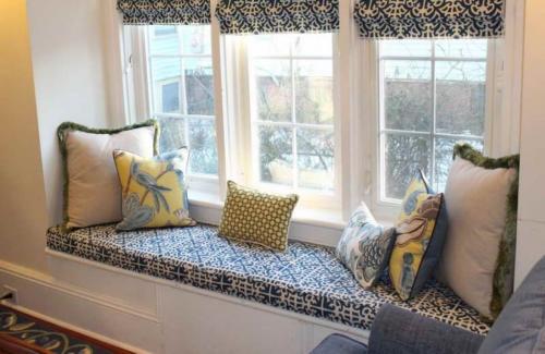 Сидячий подоконник. Особенности подоконника дивана и его роль в интерьере