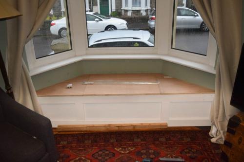 Сидячий подоконник. Особенности подоконника дивана и его роль в интерьере