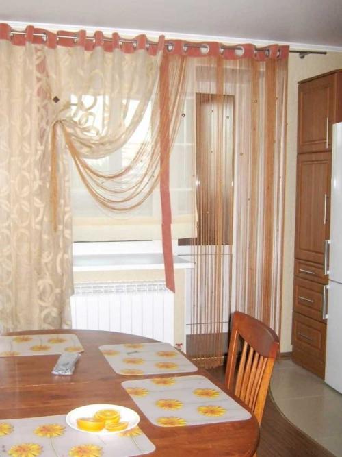 Римские шторы на кухню с балконом. Безопасные ткани для штор для кухни с балконной дверью