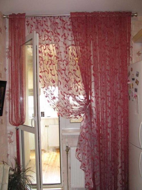 Римские шторы на кухню с балконом. Безопасные ткани для штор для кухни с балконной дверью