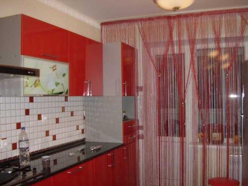 Римские шторы на кухню с балконом. Безопасные ткани для штор для кухни с балконной дверью