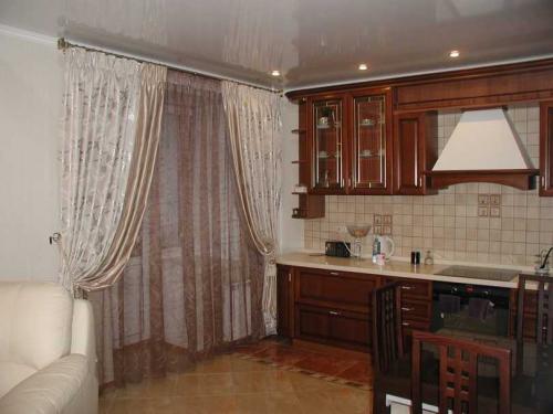 Римские шторы на кухню с балконом. Безопасные ткани для штор для кухни с балконной дверью