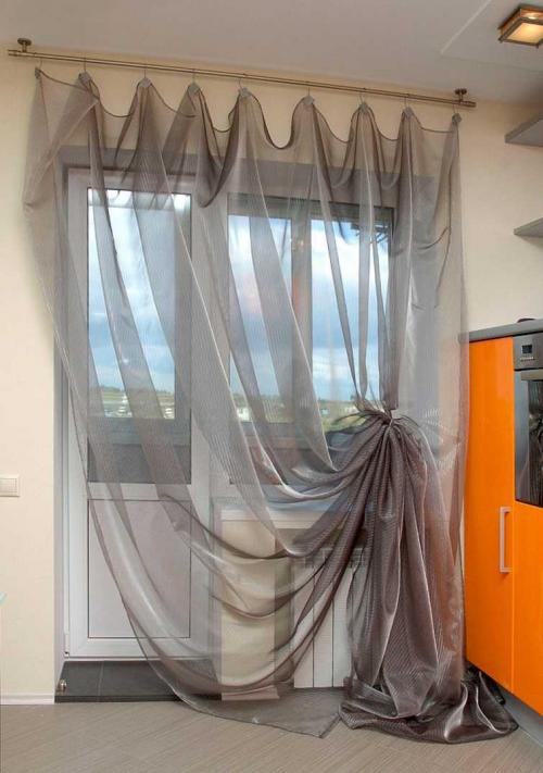 Римские шторы на кухню с балконом. Безопасные ткани для штор для кухни с балконной дверью