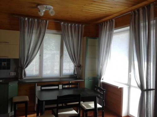 Римские шторы на кухню с балконом. Безопасные ткани для штор для кухни с балконной дверью