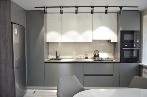 Современные тренды в дизайне кухонь-гостиных для 2025 года 08