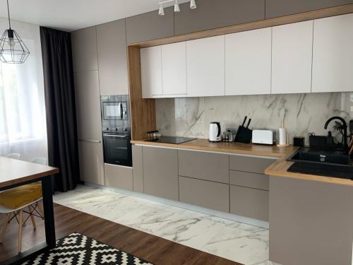 Современные тренды в дизайне кухонь-гостиных для 2025 года 06