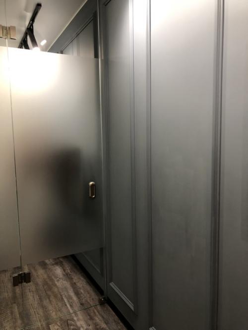 Раздвижная перегородка гармошка в комнате. Стеклянная перегородка складная (гармошка) в реальности