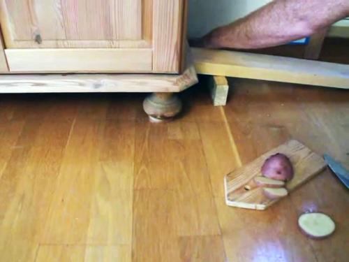 Как легко в одиночку передвинуть тяжелую мебель. Хитрость: как передвинуть тяжелую мебель с помощью картофеля