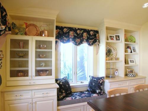 Как обыграть низкий подоконник на кухне. Кухня с низким окном