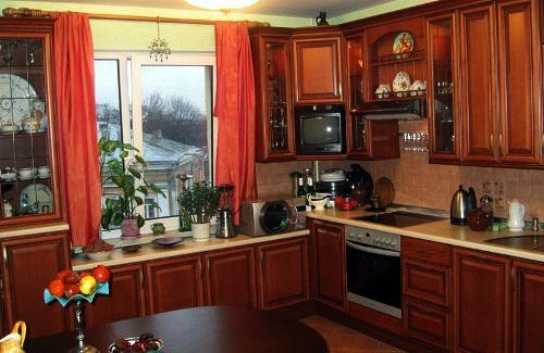 Как обыграть низкий подоконник на кухне. Кухня с низким окном