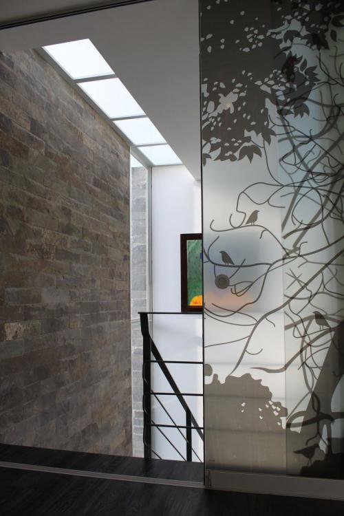 Стеклянные перегородки в квартире студии. Мобильность или стационарность при выборе перегородок из стекла