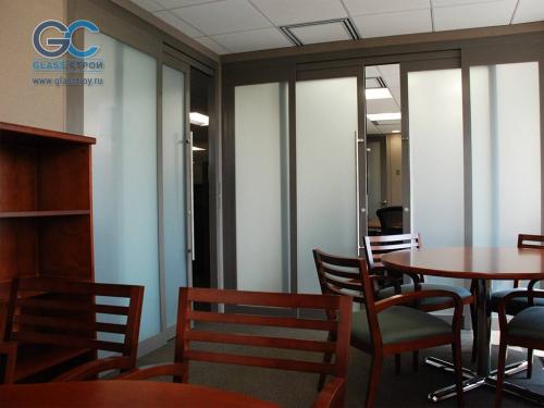 Стеклянные перегородки в интерьере. Особенности конструкции стеклянных перегородок 14