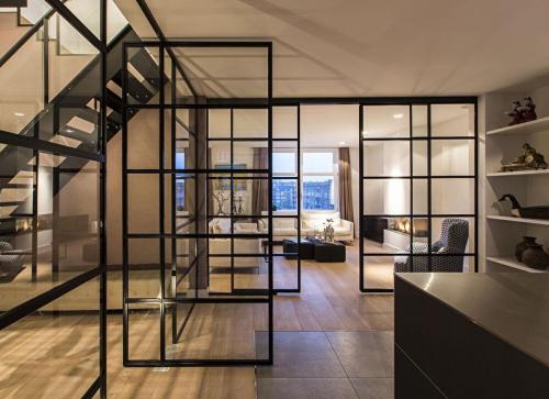 Стеклянные перегородки в интерьере. Особенности конструкции стеклянных перегородок 10