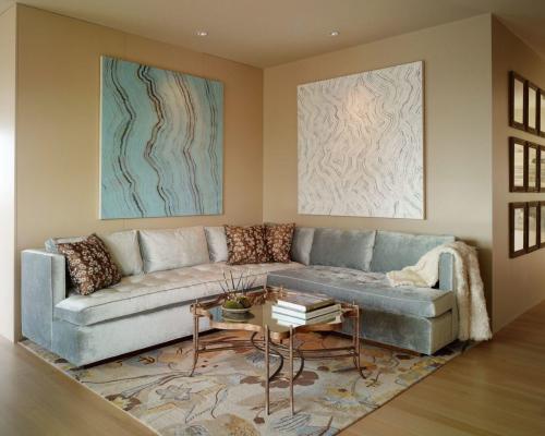 Декор стены в гостинной над диваном. Картины