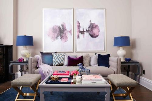 Декор стены в гостинной над диваном. Картины