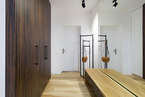 Сочетание современной прихожей с общим интерьером. Цвета для прихожей в современном стиле 06