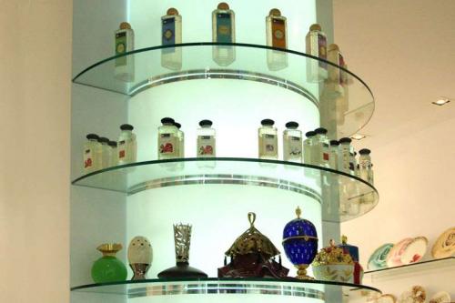 Декоративные полки на стену. Полки в интерьере гостиной