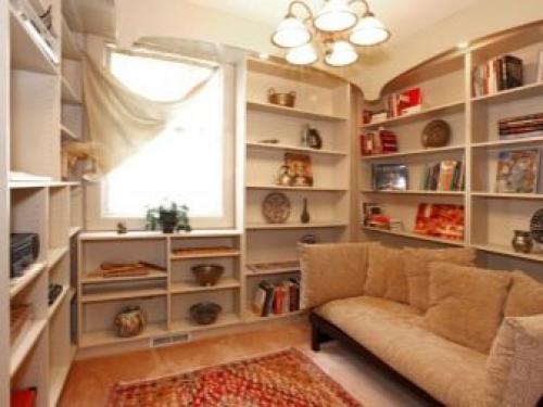 Декоративные полки на стену. Полки в интерьере гостиной 38