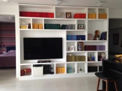 Декоративные полки на стену. Полки в интерьере гостиной 33