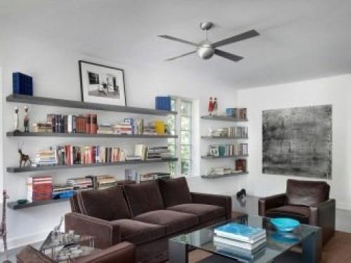 Декоративные полки на стену. Полки в интерьере гостиной 31