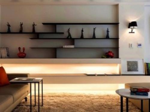 Декоративные полки на стену. Полки в интерьере гостиной 36