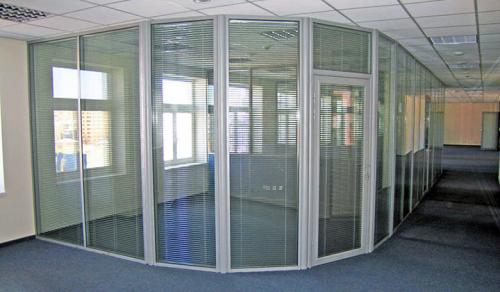 Алюминиевые перегородки в квартире. Алюминиевые перегородки. Ставят ли их в дома? Какие бывают? на сайте Недвио