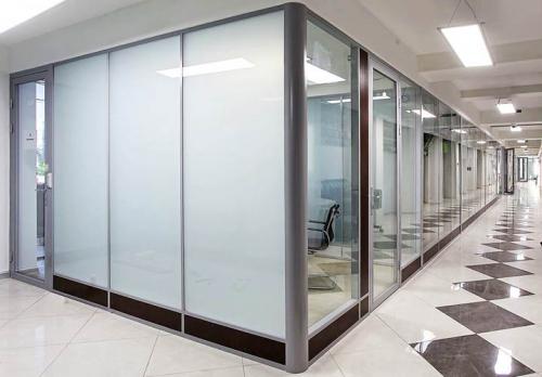 Алюминиевые перегородки в квартире. Алюминиевые перегородки. Ставят ли их в дома? Какие бывают? на сайте Недвио