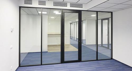 Алюминиевые перегородки в квартире. Алюминиевые перегородки. Ставят ли их в дома? Какие бывают? на сайте Недвио