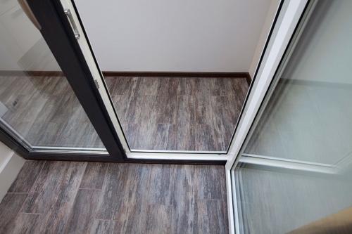 Цветные подоконники в интерьере. Цветные пластиковые окна: разнообразь скучный интерьер!