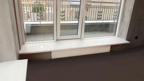 Сидячий подоконник. Особенности подоконника дивана и его роль в интерьере