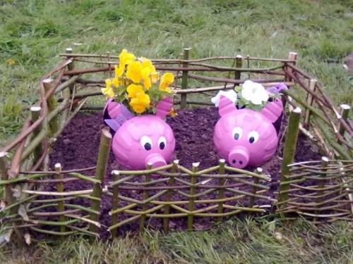 Поделки из пластиковых бутылок для дома. Поделки из пластиковых бутылок своими руками: 84 фото лучших идей использования 1,5 и 5 литровых бутылок для детей, дачи, дома, сада