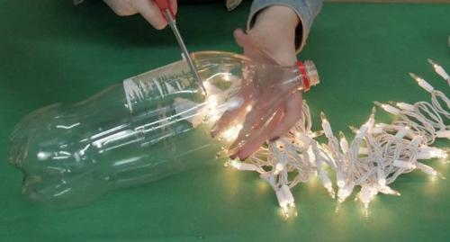 Поделки из пластиковых бутылок для дома. Поделки из пластиковых бутылок своими руками: 84 фото лучших идей использования 1,5 и 5 литровых бутылок для детей, дачи, дома, сада