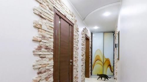 Какие обои сочетаются с декоративным камнем. Отделка прихожей декоративным камнем и обоями