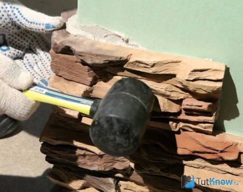 Отделка стен декоративным камнем и обоями. Декоративный камень 02