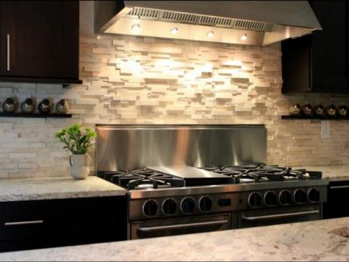 Отделка стен камнем и обоями в гостинной. Декоративный камень в интерьерном пространстве