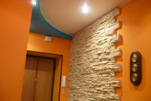 Отделка прихожей декоративным камнем и обоями. Прихожая: элегантность и стиль в интерьере