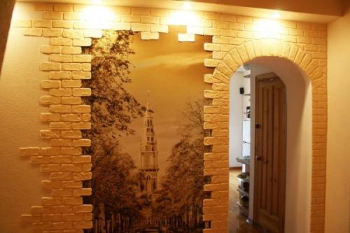 Декоративный камень на обои в прихожей. Преимущества 07