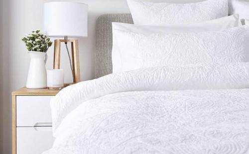 Спальня с одной прикроватной тумбочкой. Прикроватные тумбы для спальни: фото новинок дизайна из каталога 2020 года